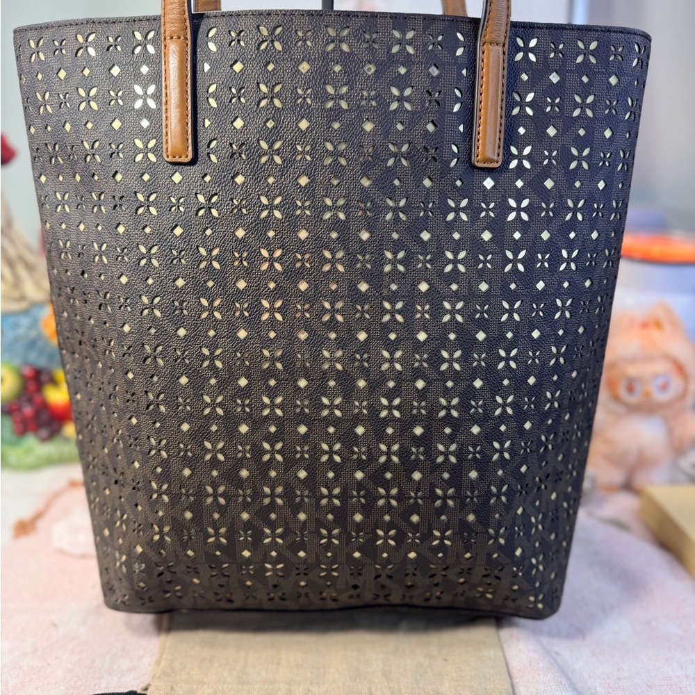 Michael Kors Signature Hayley Large North/South Top Zip Tote - Picture 2 of 14